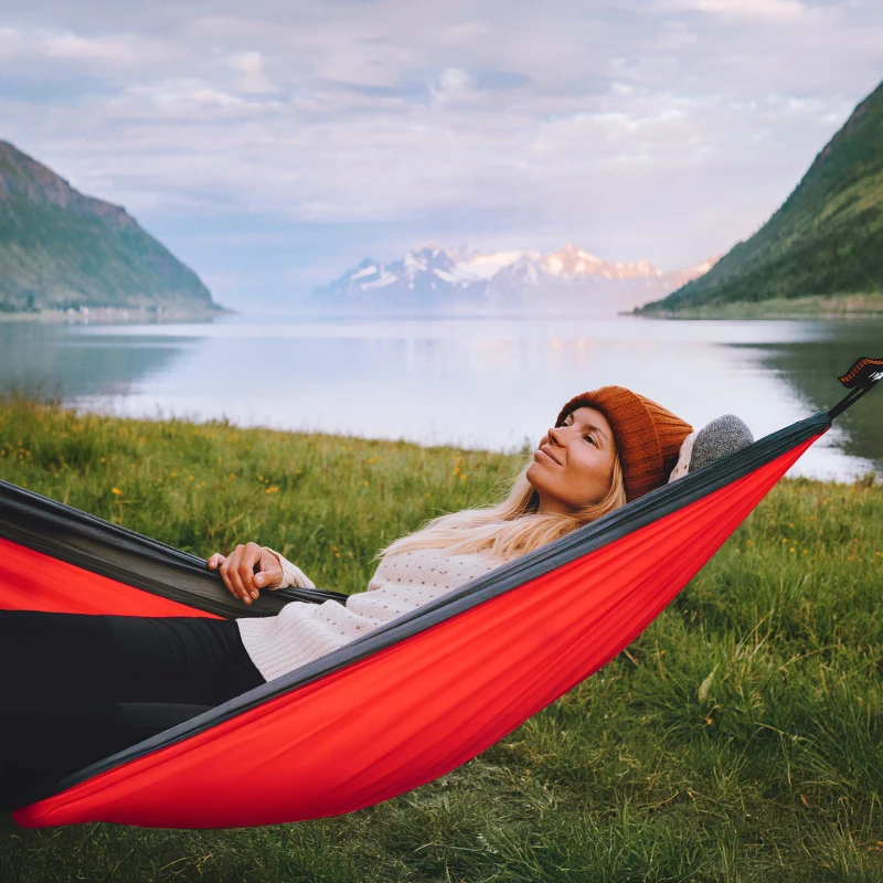 Hamaca Colgante Camping Ultraligera con Cuerdas y Mosquetones, 300x140 Cm, Rojo y Gris