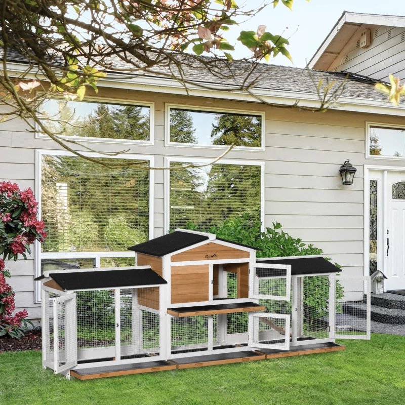 PawHut Abrigo para pequenos animais com recinto exterior, inclui rampa, telhado de betume, madeira de abeto Preto + Branco + Natural