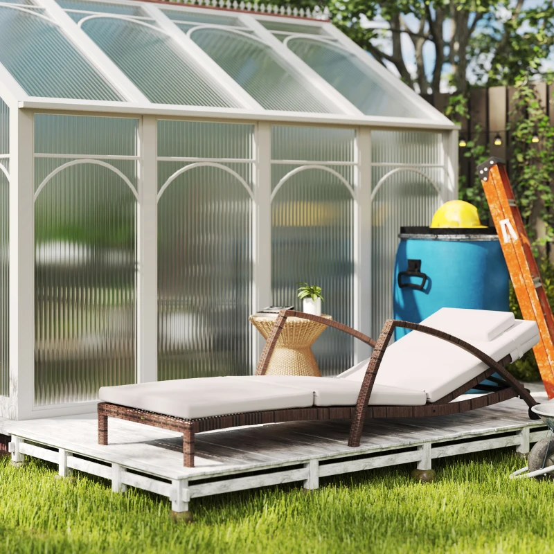 Outsunny Espreguiçadeira em resina trançada com encosto ajustável, rodízios, almofada e apoios de braço, castanho e bege