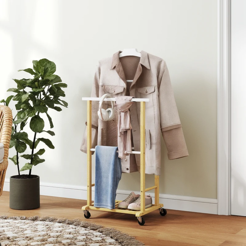HOMCOM Valet de chambre à roulettes, portant à vêtements en bambou avec cintre intégré, tiges à pantalons et étagère, naturel