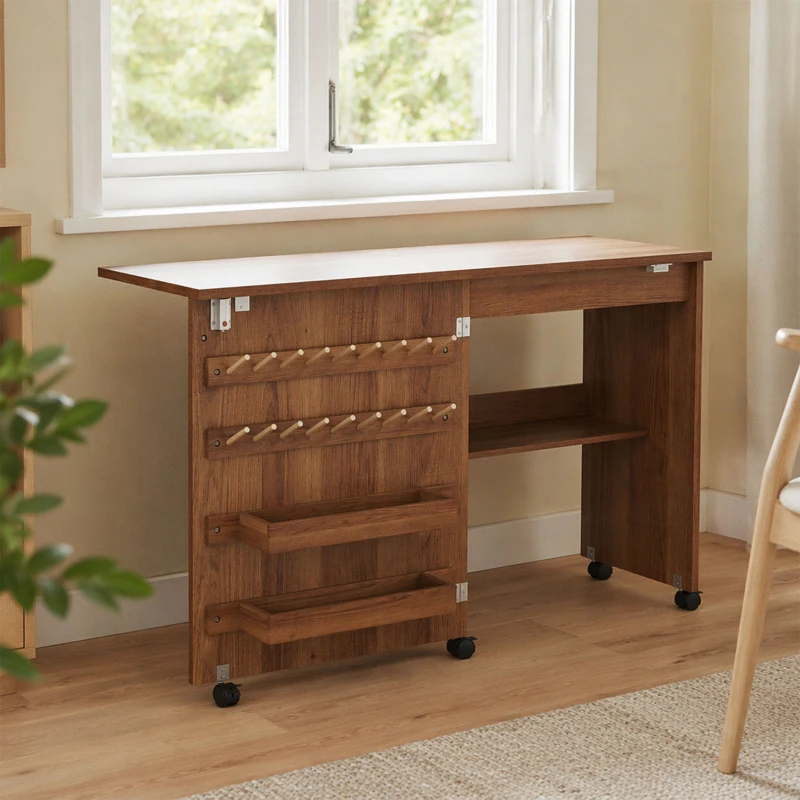 HOMCOM Mesa de Costura Plegable, Mueble de Costura Rodante, Puerta Magnética de Granero, 2 Cubetas, Repisa, 18 Clavijas, Marrón