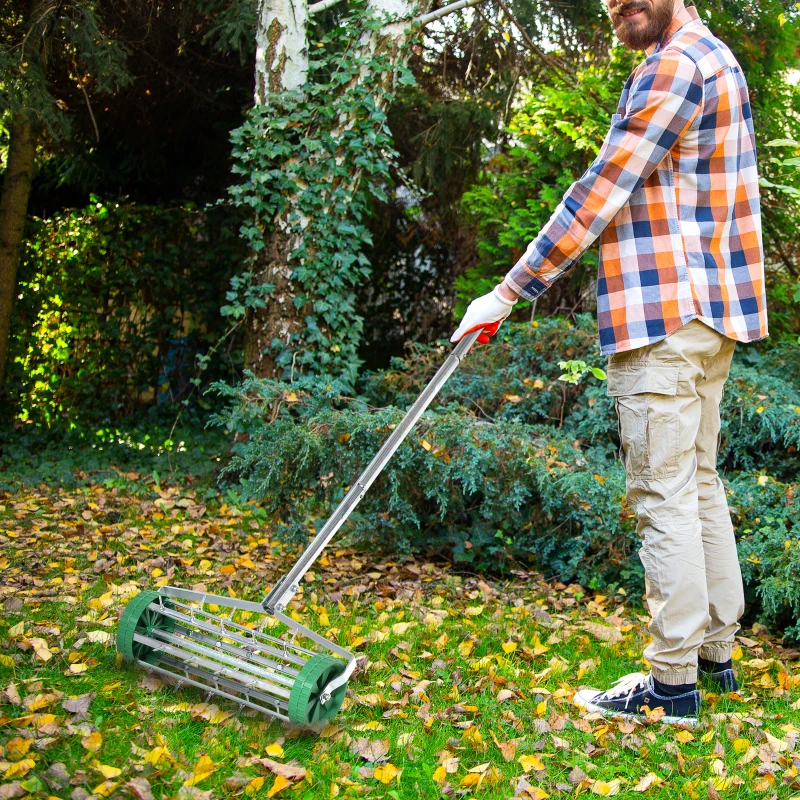 Outsunny gazonbeluchter handvat lengte verstelbaar handverticuteer gazonbeluchter spiked roller gazon rollende gazonbeluchter onderhoud tuin verzinkte buis groen + zilver 135 x 42,5 x 15 cm