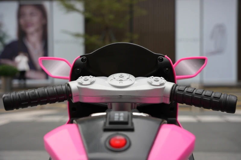Elektrisches Kinder-Motorrad, leuchtenden Rädern, Vor-/Rückwärtsbetrieb und Echtzeit-Akkuanzeige, 78.1x40.6x51.5 cm, Rosa