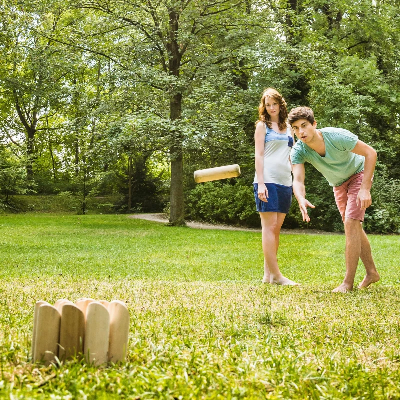 SPORTNOW Juego de Bolos Finlandeses de Madera con 12 Bolos 1 Palo y Caja de Transporte para Adultos Jardín Natural