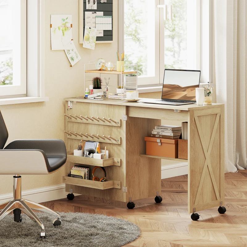 HOMCOM Mesa Máquina de Coser Plegable con Puerta Magnética 2 Compartimentos Estante 18 Soportes para Hilos 5 Ruedas Natural