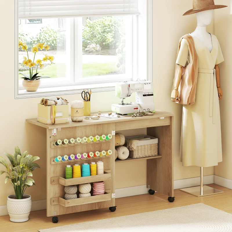 HOMCOM Mesa Máquina de Coser Plegable con Puerta Magnética 2 Compartimentos Estante 18 Soportes para Hilos 5 Ruedas Natural