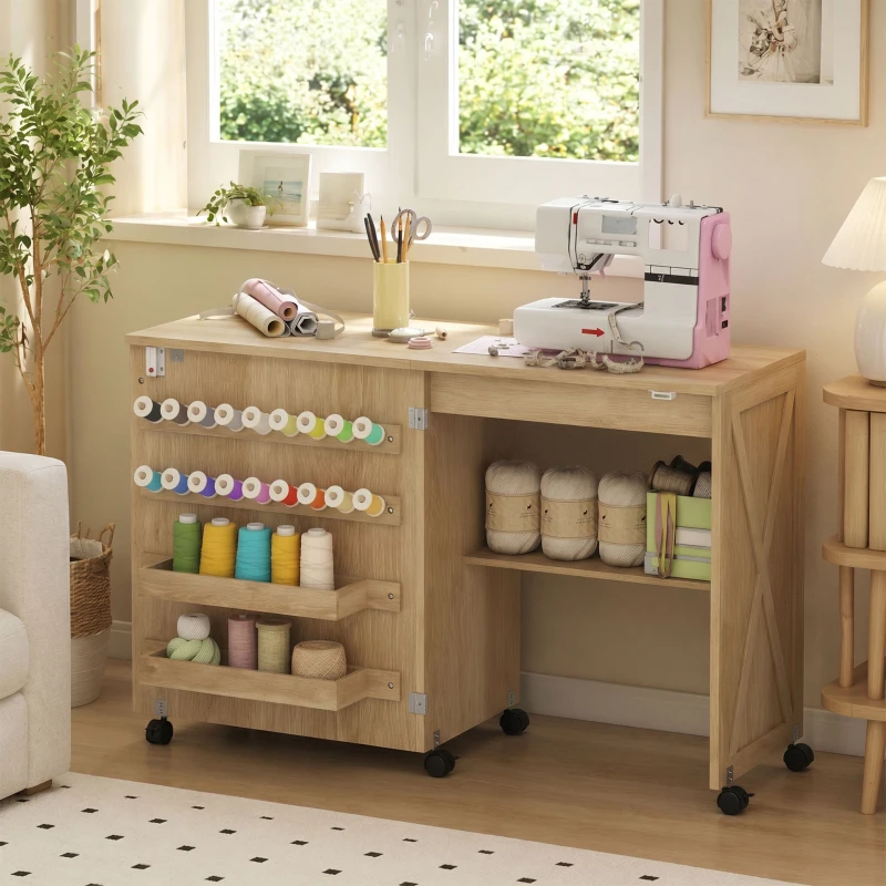 HOMCOM Mesa Máquina de Coser Plegable con Puerta Magnética 2 Compartimentos Estante 18 Soportes para Hilos 5 Ruedas Natural