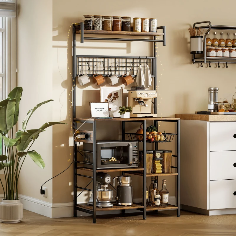 HOMCOM Scaffale Cucina con Prese e LED, Angolo Caffè, Asta Appendiabiti, Pannello in Metallo, 5 Ripiani, Cestello, 10 Ganci, Marrone Rustico
