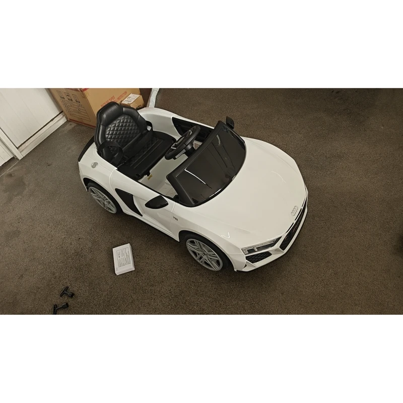 AIYAPLAY Carro Elétrico Infantil Audi R8 Spyder 12V com Comando 2,4 GHz, 2 Motores e Suspensão Traseira, Branco