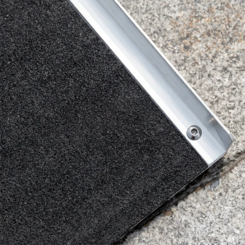 HOMCOM Rampă Pliabilă pentru Scaun cu Rotile din Aluminiu cu Strat Antiderapant și Margini, 122x73,5 cm, Negru
