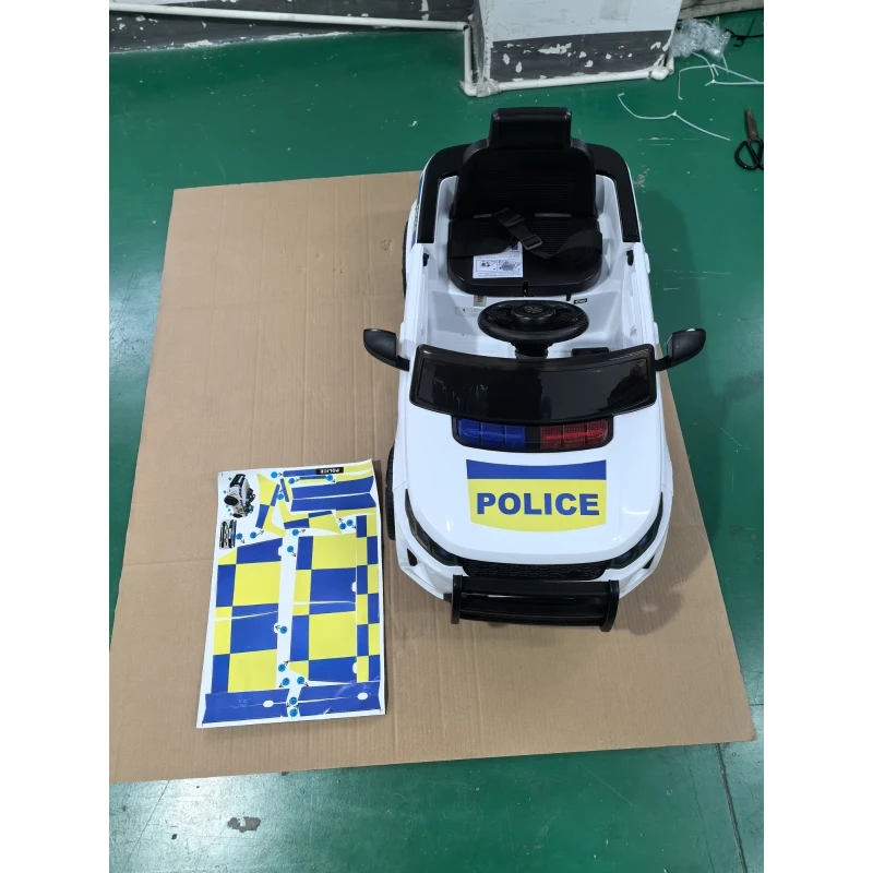 AIYAPLAY Voiture électrique police pour enfants 12V Télécommande 2,4 G 2 Moteurs Démarrage progressif Sirène Lumières Musique Blanc