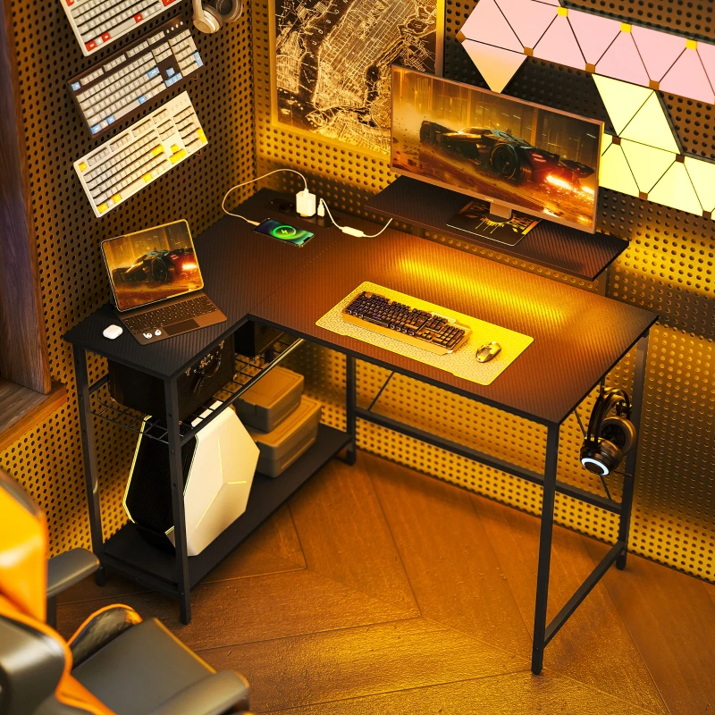 HOMCOM Scrivania Gaming Angolare con LED, Prese Elettriche, Supporto per Monitor e Scaffale, Nero