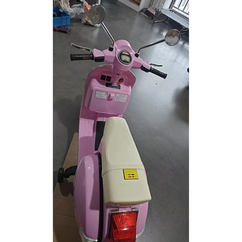 AIYAPLAY Moto Électrique Enfant 12V Vespa PX150 Roues d'Appui 2 Moteurs Suspension Arrière Musique Phares 3 km/h 3-6 Ans Rose