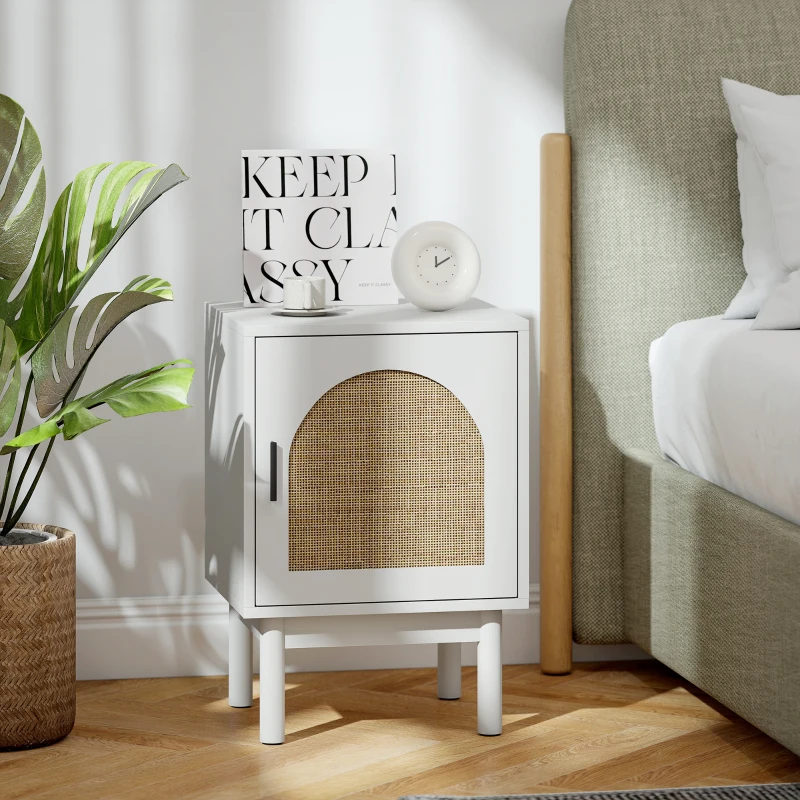 HOMCOM Mesilla de Noche con Puerta de Ratán Estante Ajustable y Patas de Madera Estilo Bohemio 40x35x58 cm Blanco