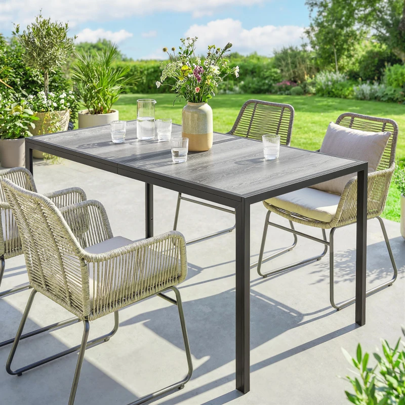 Outsunny Tavolo da Giardino 4-6 Persone con Piano Effetto Legno, in Acciaio e Plastica PSPC, 150x80x74 cm, Grigio e Nero