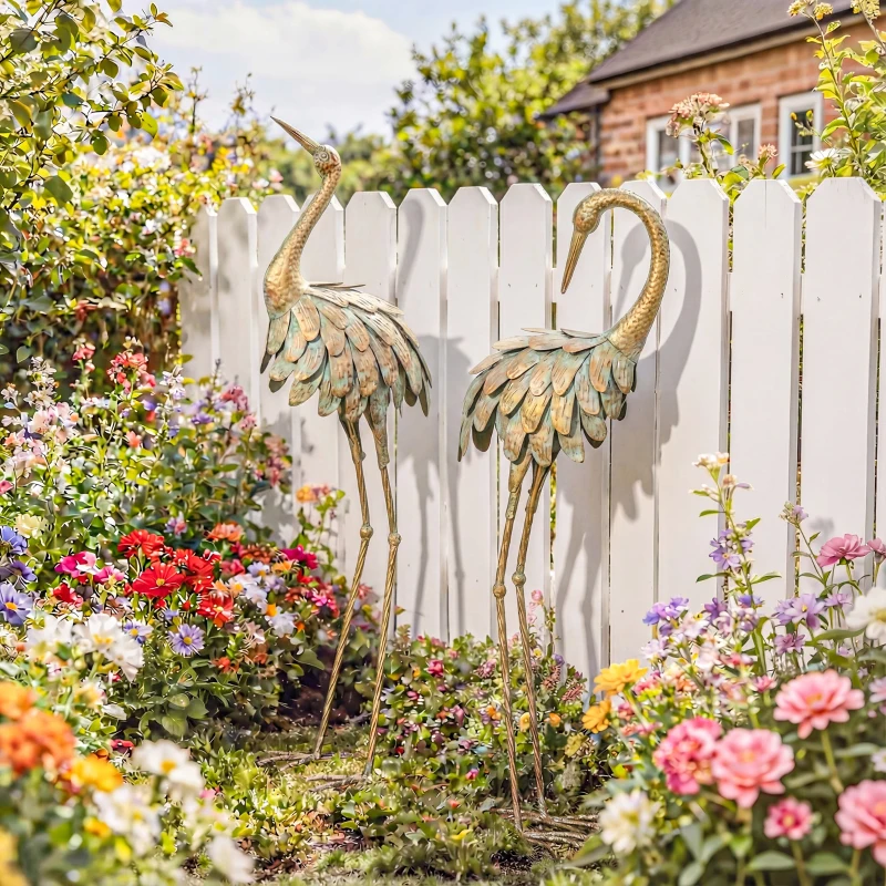 Outsunny Lot de 2 Statues de Jardin, Sculpture de Héron en Métal, Statues d'oiseaux 91/95cm, pour Cour, Étang, Terrasse, or/bleu