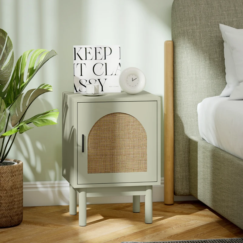 HOMCOM Mesilla de Noche con Puerta de Ratán Estante Ajustable y Patas de Madera Estilo Bohemio 40x35x58 cm Verde Claro