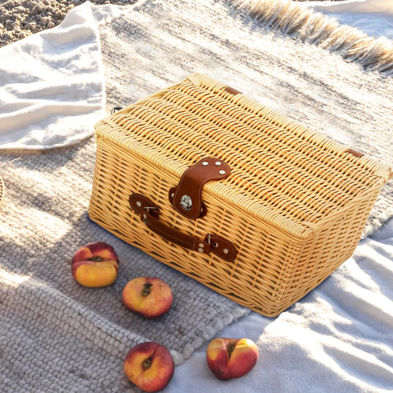 Outsunny Cestino da Picnic in Vimini per 2 Persone con Piatti, Calici, Cavatappi e Posate, 40x30x20 cm, Marrone