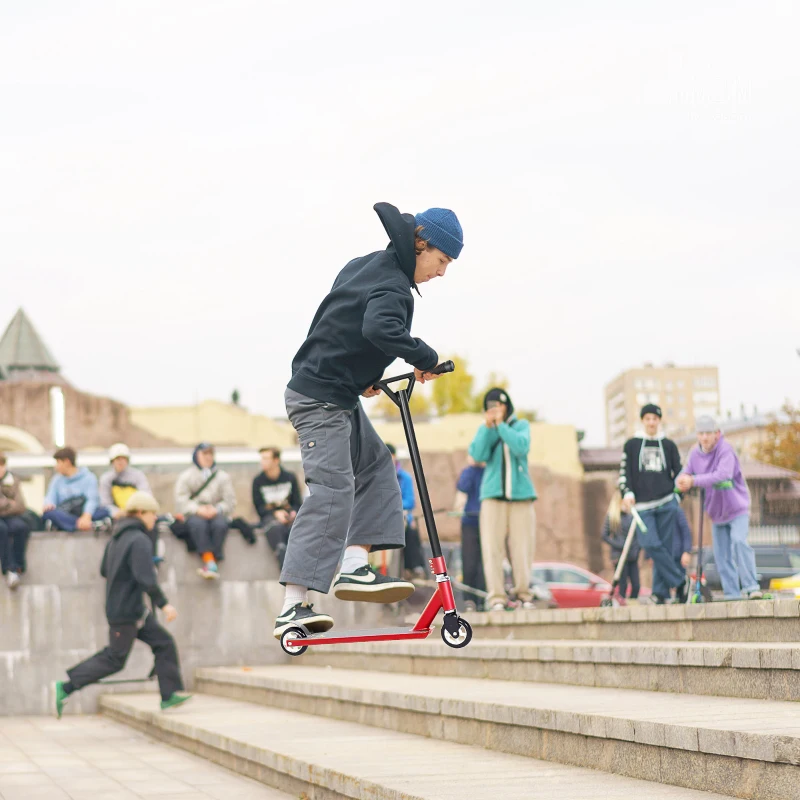 HOMCOM Stunt Scooter, 360° Entry Level Tricks Scooter w/ Lightweight Aluminium Deck and ABEC 7 Bearing, For Age 14+ Beginners, Red