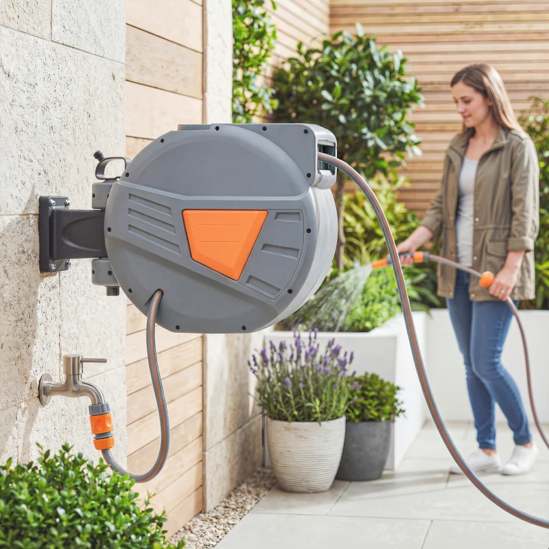 Outsunny Carrete de Manguera Retráctil 20+1,6 m con Boquilla de 2 Modos Bloqueo Automático Retracción Controlada Soporte Naranja