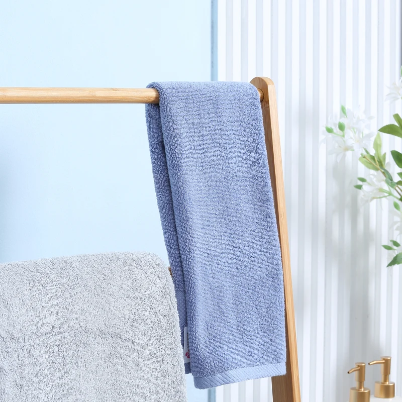 HOMCOM Toallero de Pie de Bambú con 3 Barras Tipo Escalera Plegable con 3 Estantes para Baño 53x30,5x152 cm Natural