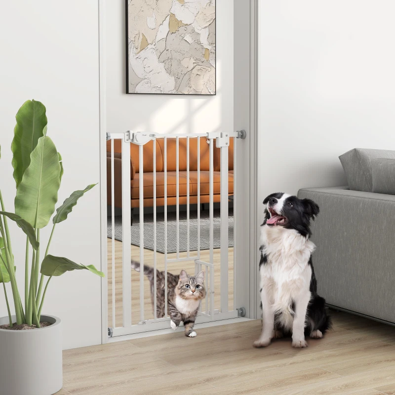 PawHut Deurhekje met Kattenluikje, Montage Zonder Boren, Variabele Breedte 74-80 cm, Met Één Hand Te Openen, Metaal, Wit