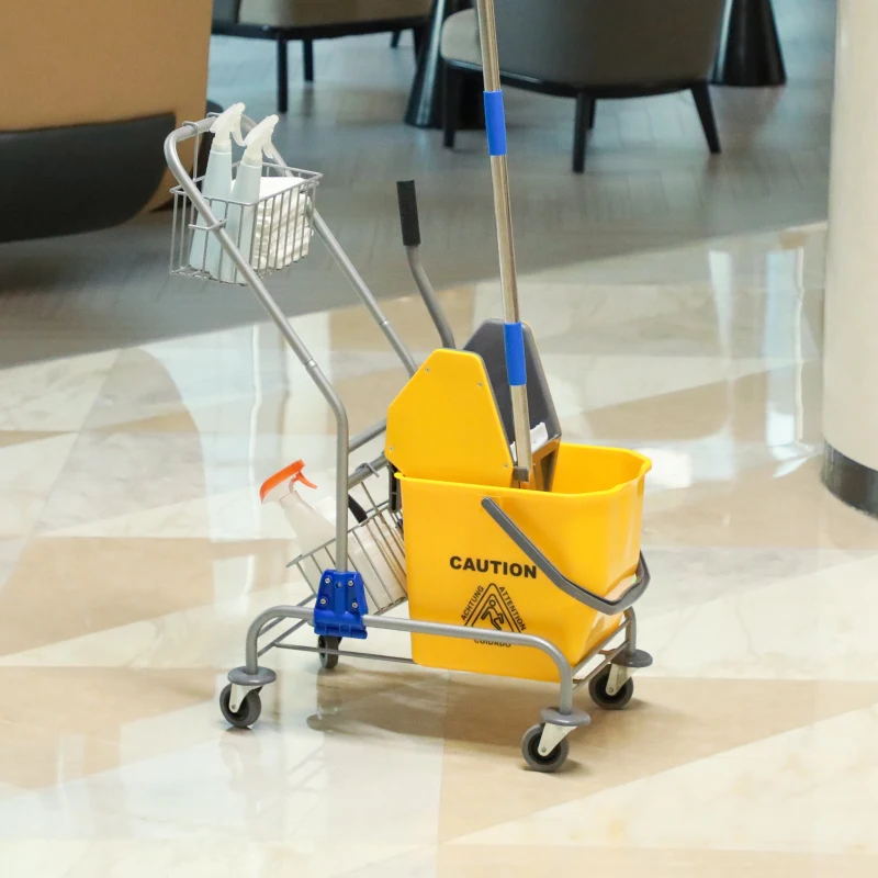 HOMCOM Carro de Limpeza Balde para Esfregona com Escorredor a Pressão Rodas e Cesto de Armazenamento Capacidade 26L 73x45x95 cm Amarelo
