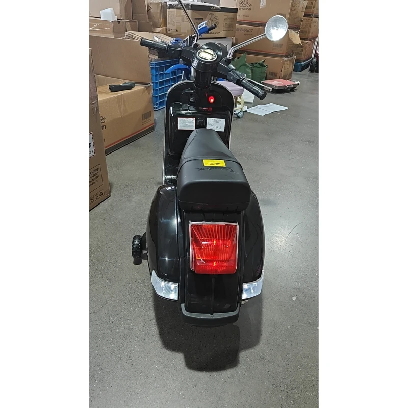 AIYAPLAY Moto électrique enfant Vespa PX150 12V avec batterie lithium 35W 2 moteurs 25° limitation de braquage pour 3-6 ans