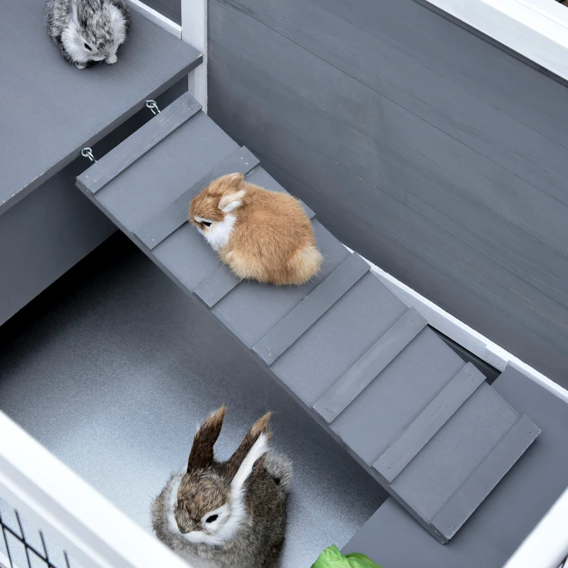 PawHut Conejera de Madera Caseta de Interior para Mascotas Pequeñas 2 Pisos con Ruedas Bandeja Extraíble Rampa 102x60x63,5 cm Gris Blanco