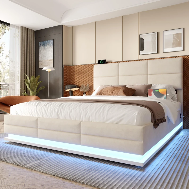 Das samtgepolsterte Bett misst 180 x 200 cm, verfügt über verstellbare Kopfteilhöhe, LED-Beleuchtung und XXL-Stauraum. Es ist ohne Matratze erhältlich, mit den Gesamtmaßen 182 cm x 206 cm x (105-110-115 cm), Beige