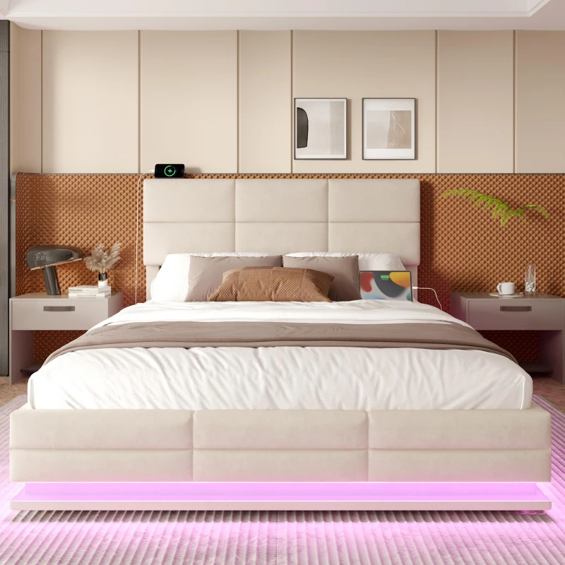 Das samtgepolsterte Bett misst 180 x 200 cm, verfügt über verstellbare Kopfteilhöhe, LED-Beleuchtung und XXL-Stauraum. Es ist ohne Matratze erhältlich, mit den Gesamtmaßen 182 cm x 206 cm x (105-110-115 cm), Beige