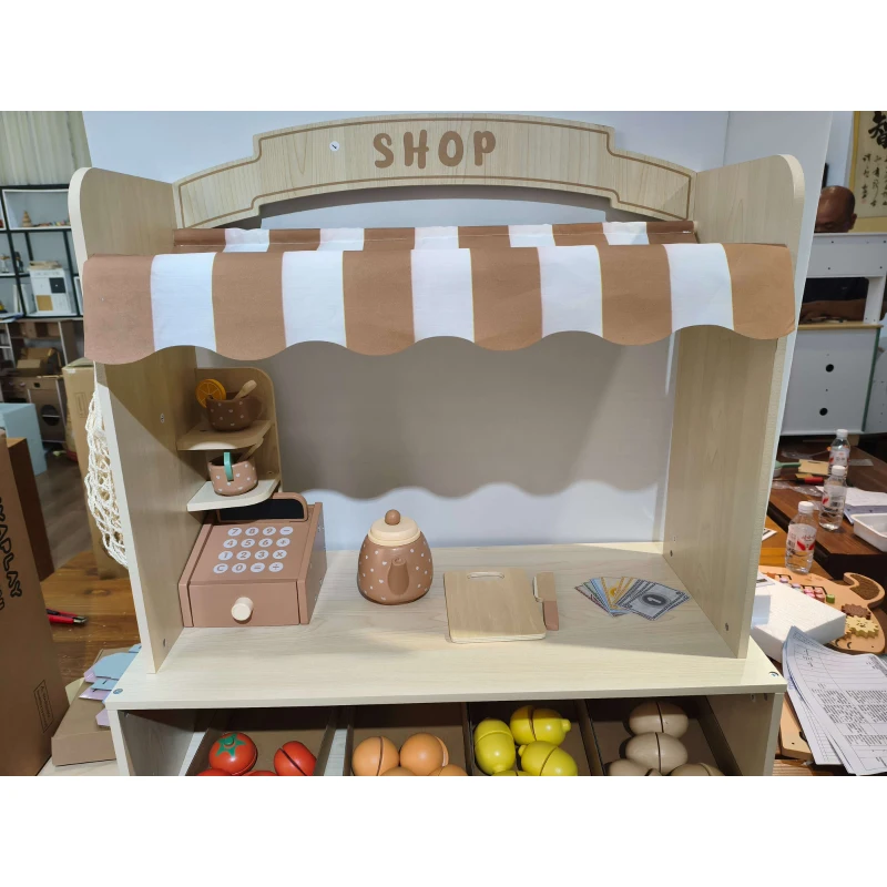 AIYAPLAY Marchande Enfants en Bois, Caisse Enregistreuse, Aliments Factices, Tableau à Craie et 61 Accessoires, pour 3 à 8 Ans