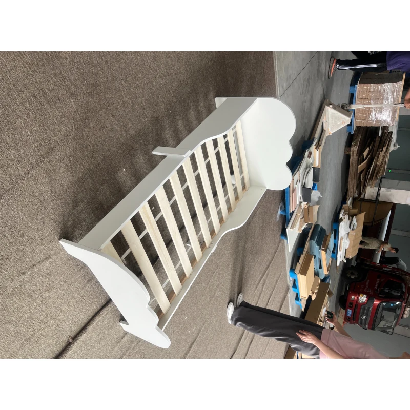 AIYAPLAY Łóżko dziecięce 140 x 70 cm dla malucha z zabezpieczeniem przed wypadnięciem, stelaż, design chmurki 3-8 lat, bez materaca, biały