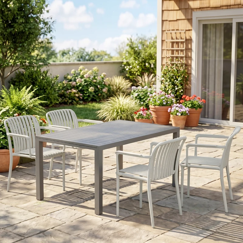 Outsunny Set 4 Sedie da Giardino Impilabili in Polipropilene Anti UV, Sedie per Pranzo da Esterno Design a Doghe