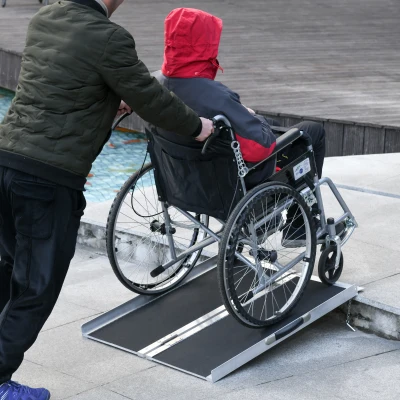 HOMCOM rolstoelhelling, oprijplaat voor rolstoelen, rollators, inklapbare oprijplaat met handgreep 270 kg belastbaar, zwart, 93 x 73 x 5 cm