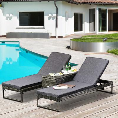 Outsunny dreiteiliges Set Sonnenliege mit verstellbarer Rücklehne Garten Liege Teetisch Flammhemmende Polsterung Metall PE-Rattan Polyester Grau 195 x 60 x 86 cm