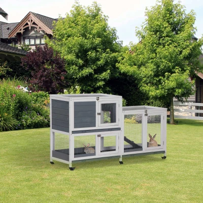 PawHut Coelheira de Madeira com Rodas 147x45,5x88,5cm Gaiola para Coelhos de 2 Níveis com Teto Abatível 2 Cercados de Metal 3 Bandejas Removíveis 3 Portas com Trava e Rampa Cinza