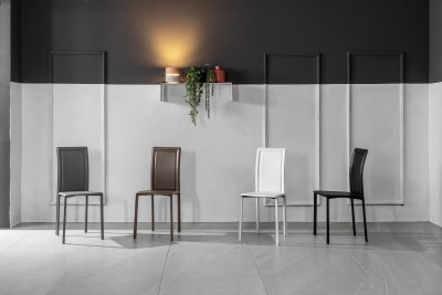 STONES Set 4 Sedie impilabili con seduta, schienale e gambe rivestiti in similcuoio, 41x39x90cm, cioccolato