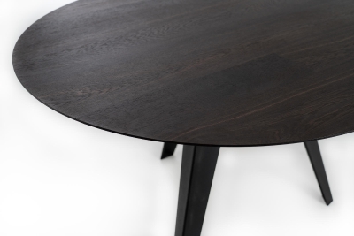 STONES Tavolo con top in rovere impiallacciato crudo, gambe in metallo, diametro 130x76cm, rovere termocotto, nero