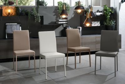 STONES Set 2 Sedie in similpelle con seduta e schienale rivestiti e gambe in metallo, 42x43x91cm, bianco