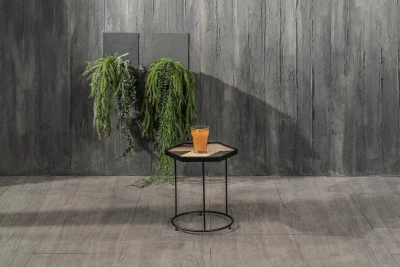 STONES Tavolino con top in legno, inserti in pietra e struttura in metallo, 36x36x45cm, marrone e nero