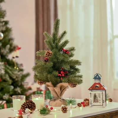 HOMCOM kerstboom 50 cm kerstboom met 4 rode bessen en 4 dennenappels kunstspar 55 takken stabiele en duurzame basis voor tafel en bureau PE cement jute groen Ø28 x 50 cm