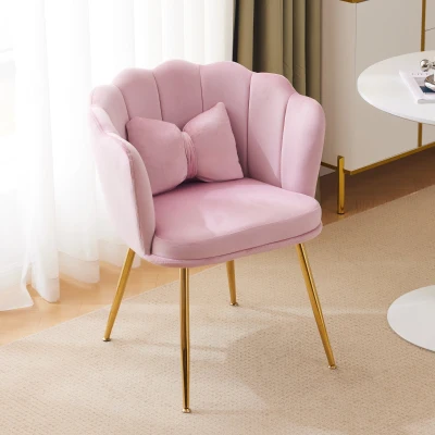 Moderner Design-Sessel in Samtoptik fürs Esszimmer mit Blütenblatt-Rückenlehne und vergoldeten Metallbeinen, Schmetterlingskissen, ideal als Lounge-Möbel, Rosa