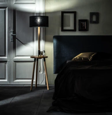STONES Lampada da terra con struttura in legno e paralume nero