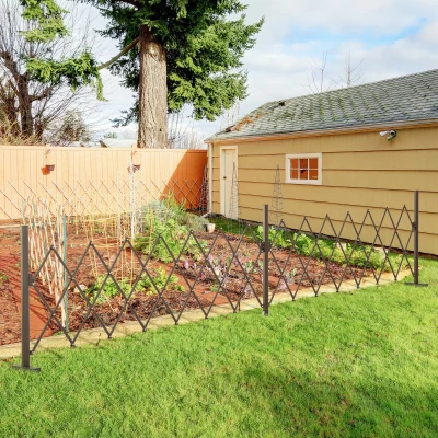 Outsunny Cerca de Jardim de Liga de Alumínio Vedação Metálica Extensível com Rodas para Decoração 405x31x103,5 cm Marrom Escuro