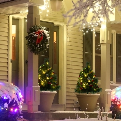 HOMCOM Zestaw 2 Mini Choinek Świątecznych z Oświetleniem LED, Szyszkami i Czerwonymi Jagodami, Zielony PVC, Ø33 x 75 cm