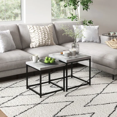 HOMCOM Set aus 2 stapelbaren quadratischen Couchtischen für das Wohnzimmer, mit Stahlgestell und grauen Holzplatten