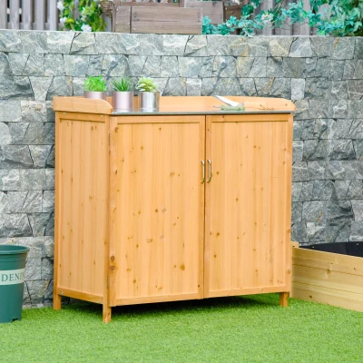 Outsunny Gartenarbeitstisch 2-in-1 - Doppeltüriger Gartenarbeitstisch mit Regal, verzinkter Stahlablage - Zedernholz vorbehandelt