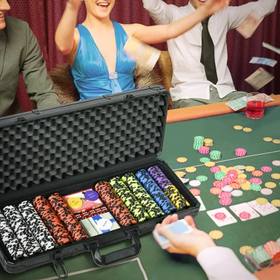 SPORTNOW Pokerkoffer Pokerset, mit 500 Chips 5 Würfeln 2 Kartenspielen 3 Buttons
