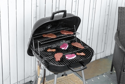 Outsunny Holzkohlegrill BBQ mit 2 Rädern, Kochutensilien, Deckel und Regal Maße 56L x 62B x 82H cm - emailliertes Metall schwarz